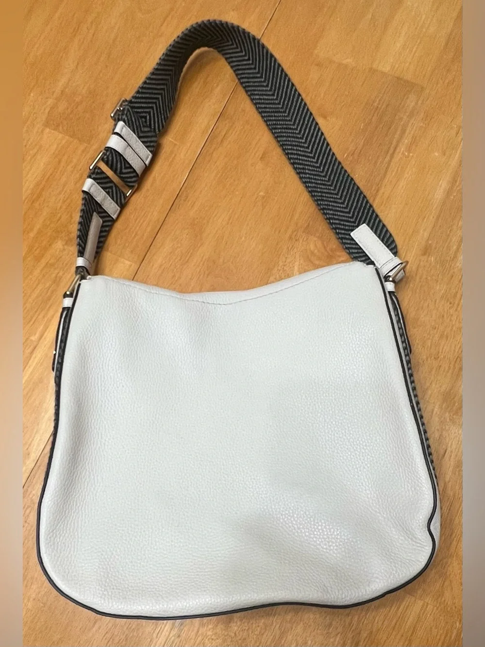 Marc Jacobs The Groove Leather Messenger Bag in Cream